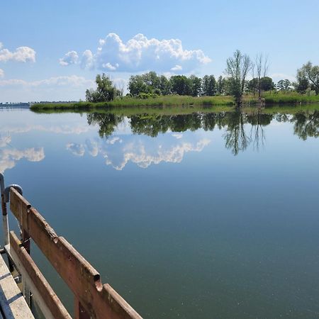 Domek Nad Jeziorem Przy Lini Brzegowej Gorowychy, Pomorze Exteriör bild