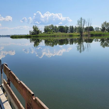 Domek Nad Jeziorem Przy Lini Brzegowej Gorowychy, Pomorze Villa Exteriör bild