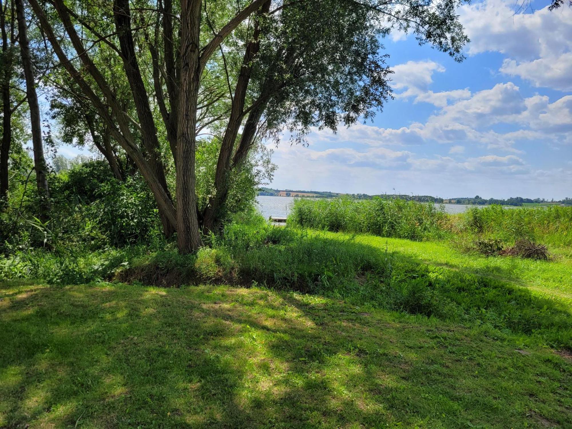 Domek Nad Jeziorem Przy Lini Brzegowej Gorowychy, Pomorze Exteriör bild